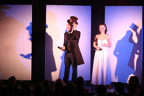 Timothy Trust und Diamond führen durch die Show "Trust me" m GOP Varieté-Theater München (©Foto: Martin Schmtz)
